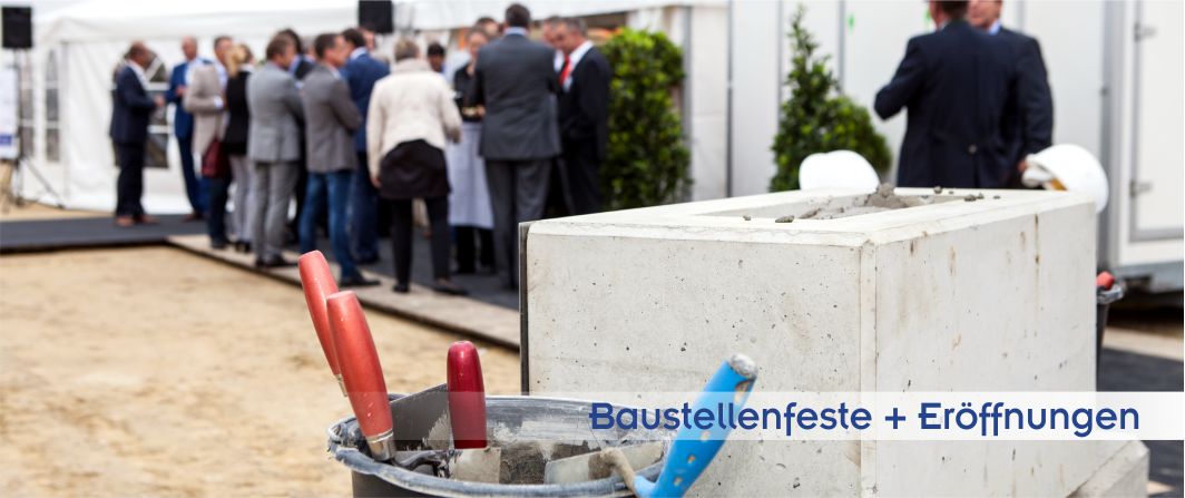 Modernes, weißes Festzelt und einladende Stehtische von Schätzl Ereignismanagement für ein exklusives Baustellenfest in Bayern.