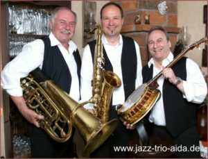 Mobiles Jazz-Trio mit Saxophon, Tuba und Banjo – Livemusik-Rahmenprogramm der Eventagentur Schätzl Ereinismanagement in Bayern.