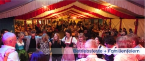 Fröhliche Gäste in Tracht feiern ein Betriebsfest in einem festlich geschmückten Bierzelt von Schätzl Ereignismanagement in München und Landshut.