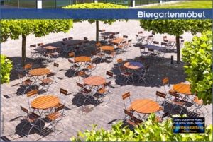Klassische bayerische Biergartenmöbel mit klappbaren Holztischen und Stühlen auf einer gepflasterten Eventfläche für ein Firmen-Sommerfest.