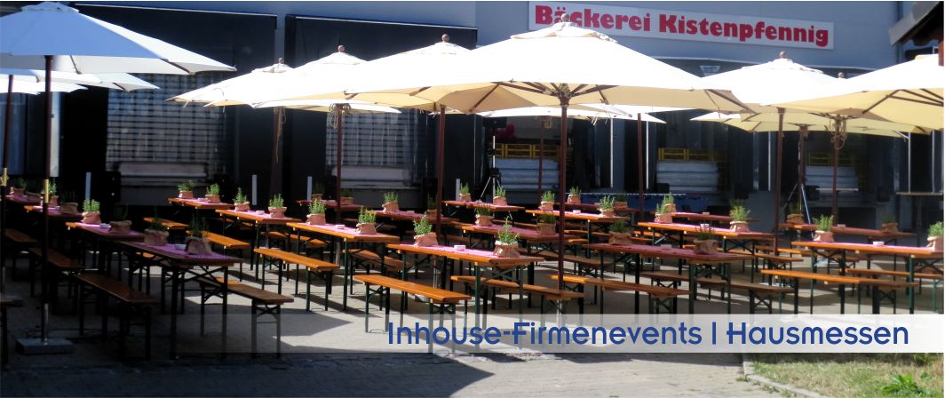 Großer Außenbereich auf einem Betriebsgelände vor der Bäckerei Kistenpfennig, festlich bestuhlt mit Bierzeltgarnituren und Sonnenschirmen von Schätzl. Im Vordergrund steht der Schriftzug Inhouse-Firmenevents Hausmessen.