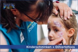 Eine Mitarbeiterin von Schätzl Ereignismanagement beim Kinderschminken eines kleinen Mädchens mit Blumenmotiven auf einem Inhouse-Firmenevent in Bayern.