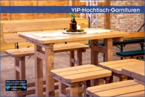 VIP-Hochtisch-Garnituren aus hellem Massivholz mit Hochtischen und Holzhockern – Exklusives Eventmobiliar der Eventagentur Schätzl für Inhouse-Firmenevents.